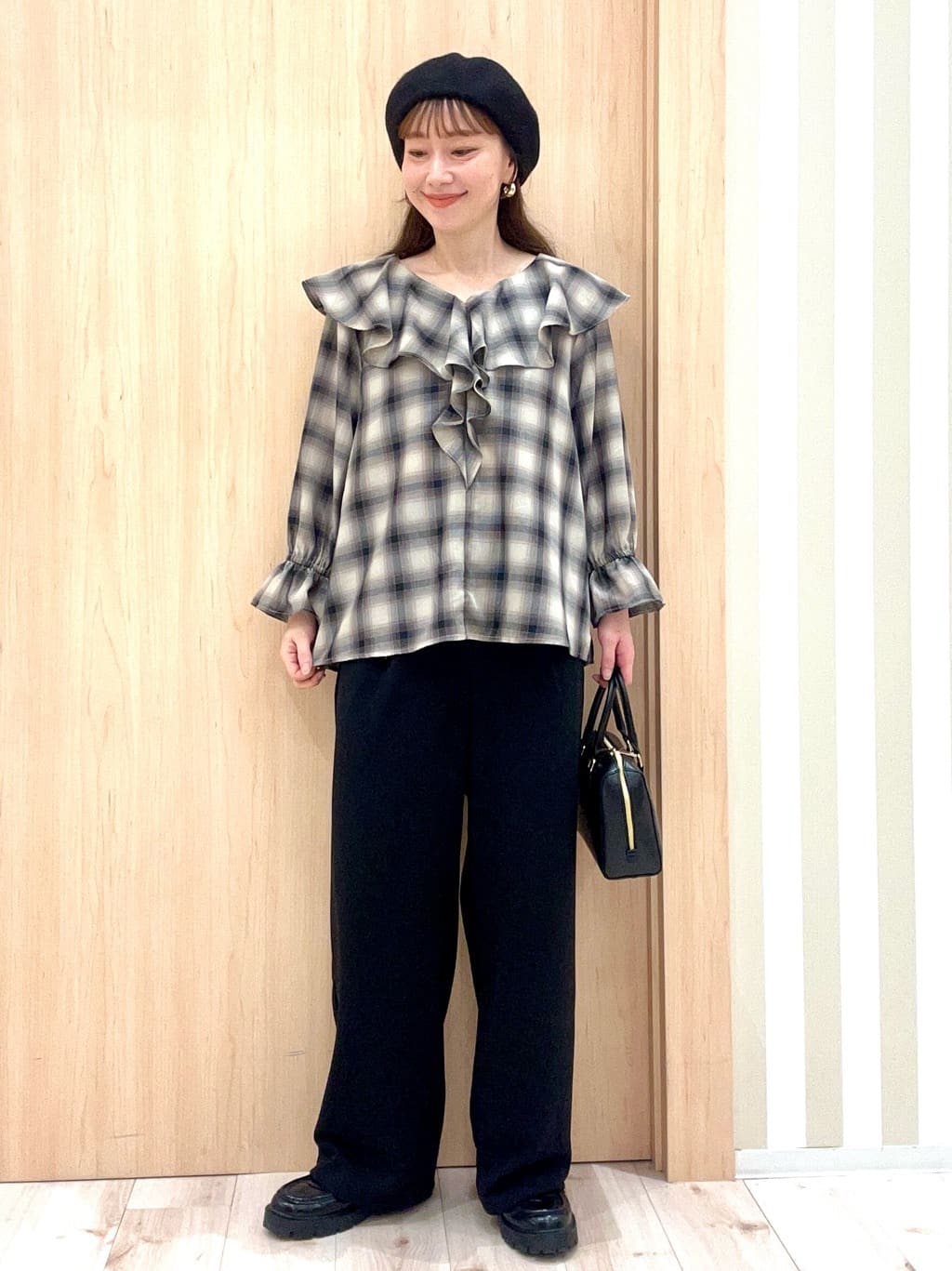 ririさんの「SHOO･LA･RUE｜【S-LL】1枚で華やか チェック柄フリルブラウス」を使ったコーディネート