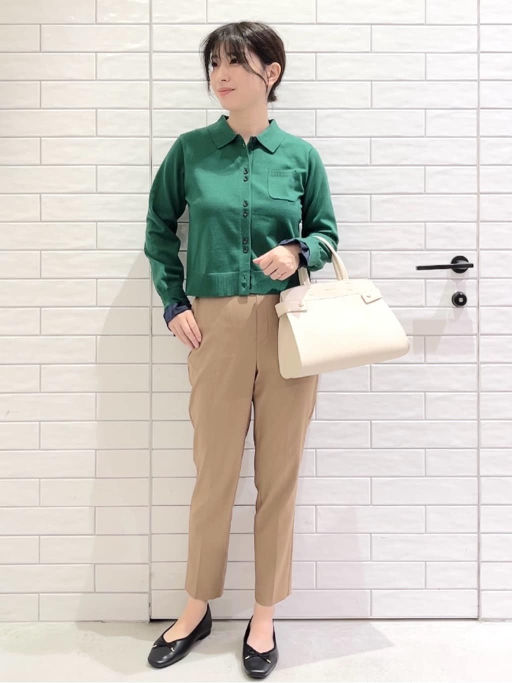 しおりさんの「OPAQUE.CLIP｜《SS-LLサイズ》ハイストレッチイージースティックパンツ【洗濯機洗い可】」を使ったコーディネート