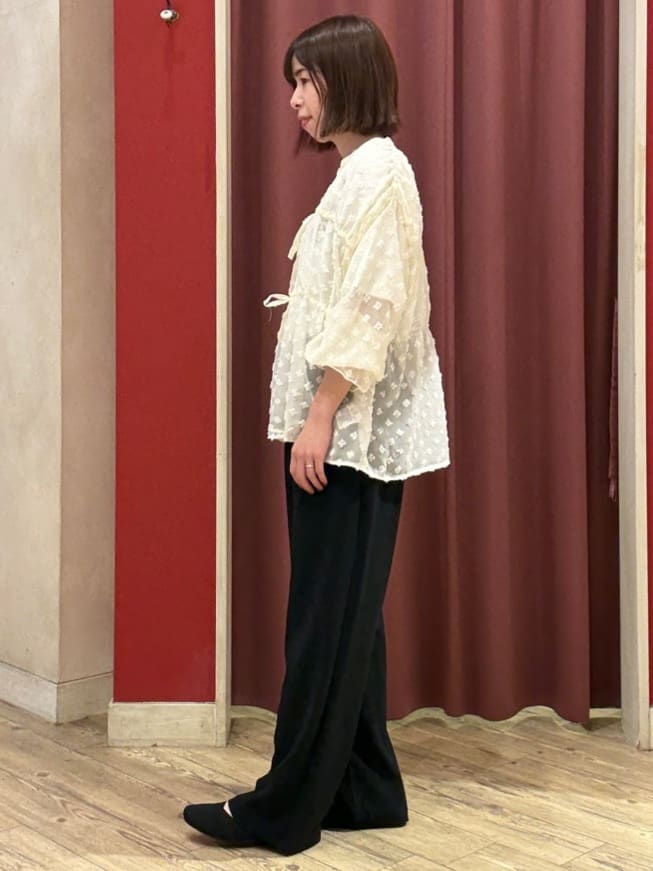 saeさんの「SHOO･LA･RUE｜華やかにさをプラスする シアードビー シャーリングブラウス」を使ったコーディネート