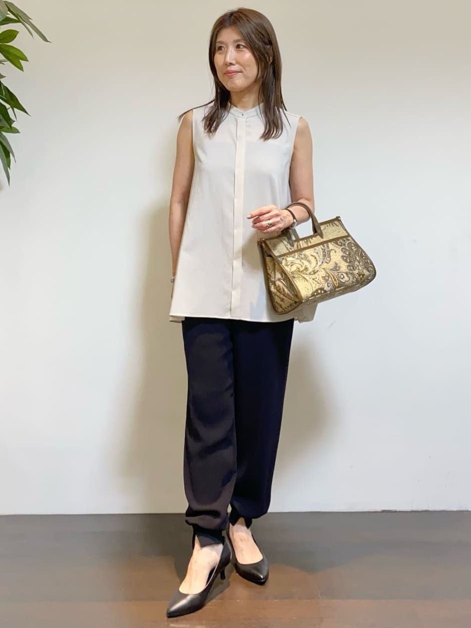 tomoさんの「UNTITLED｜【接触冷感/吸水速乾】フレアバックシャンブラウス」を使ったコーディネート