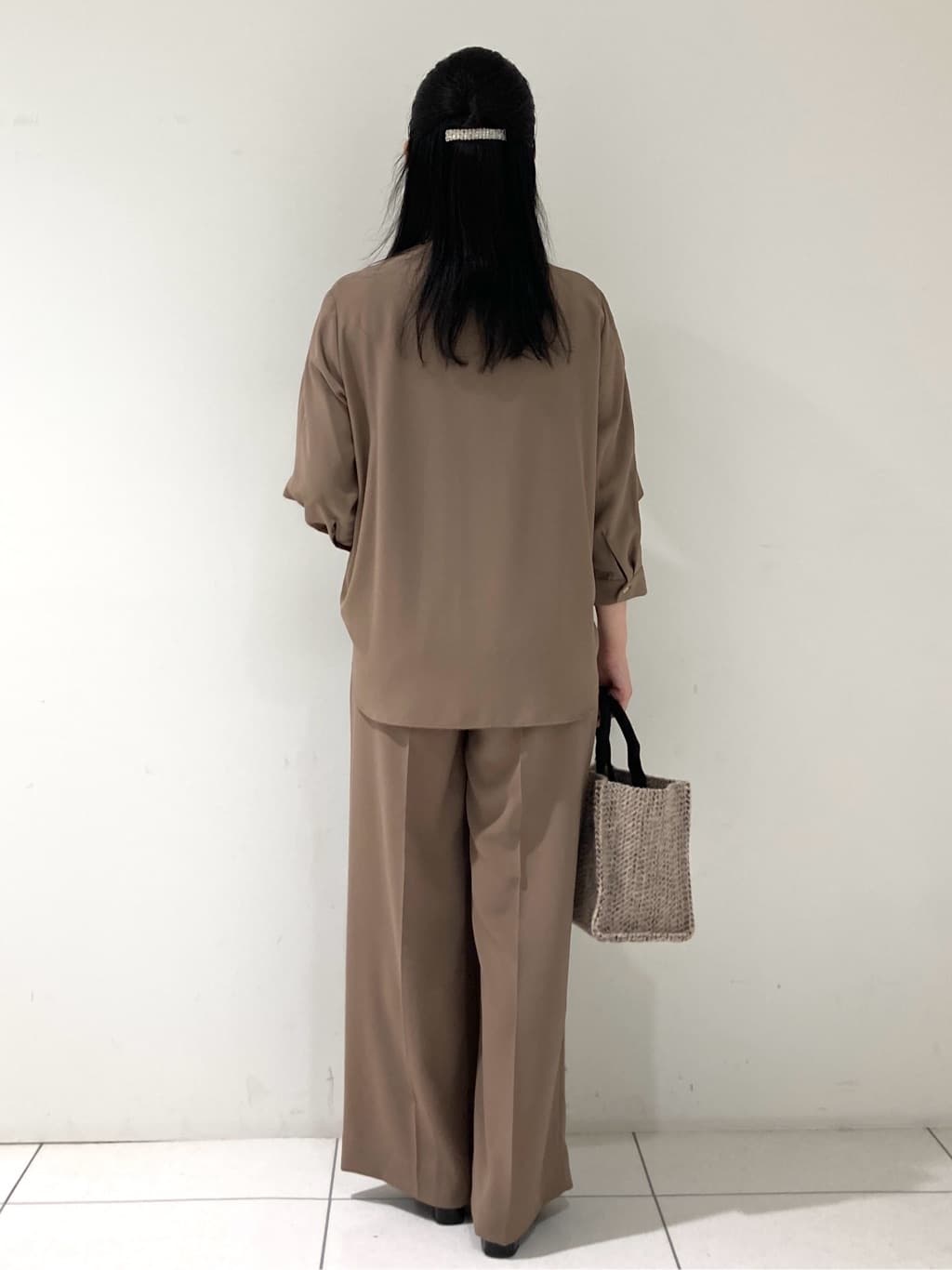 momokoさんの「INDIVI｜【羽織りとしても活躍！】ケープカラーブラウス」を使ったコーディネート