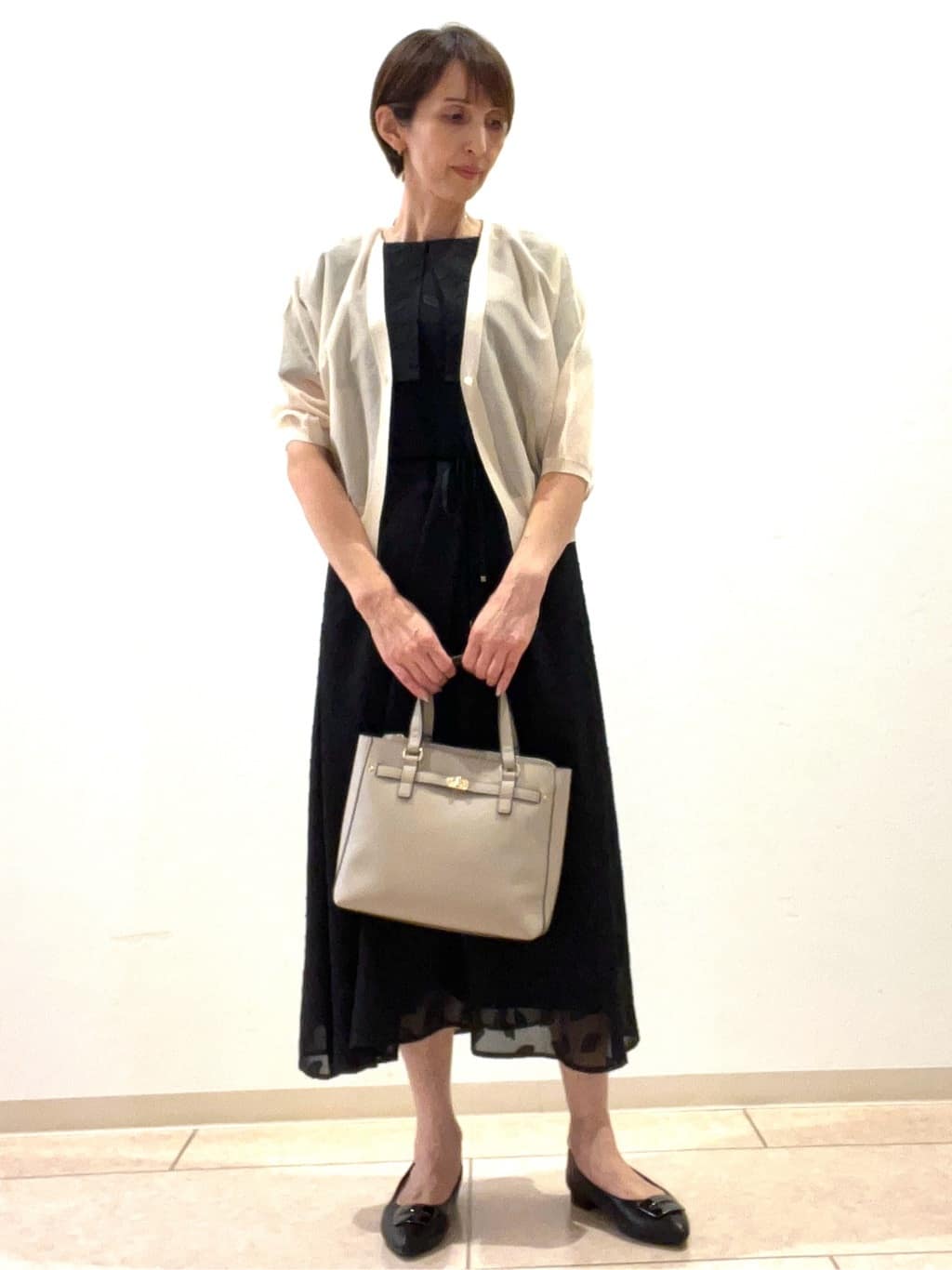TOMOMIさんの「Reflect｜【撥水／二の腕カバー】ケープデザインワンピース」を使ったコーディネート