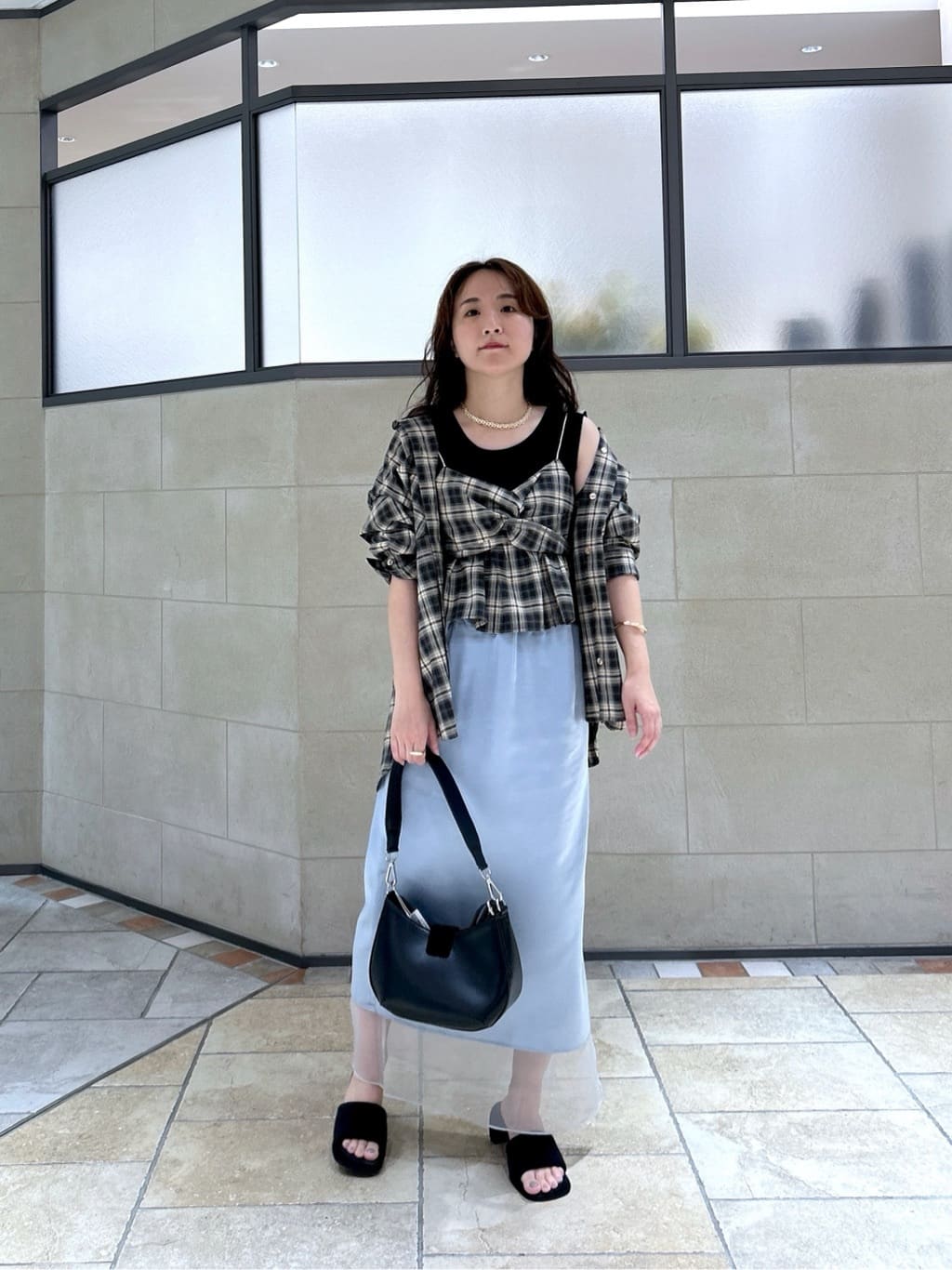 よねさんの「INDIVI｜オンブレチェックシャツ」を使ったコーディネート