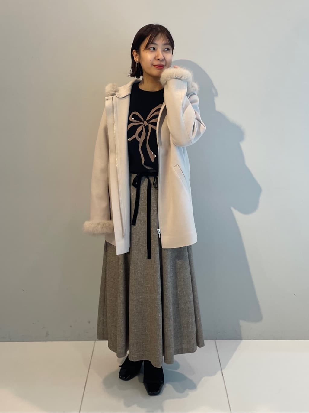 abeさんの「Couture brooch｜【大人可愛い・フード取り外し可能】フードフェイクファー ハーフ丈コート」を使ったコーディネート