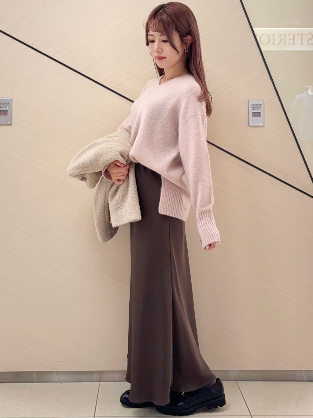 Rinaさんの「DRESSTERIOR｜アルパカブレンドVネックニット」を使ったコーディネート