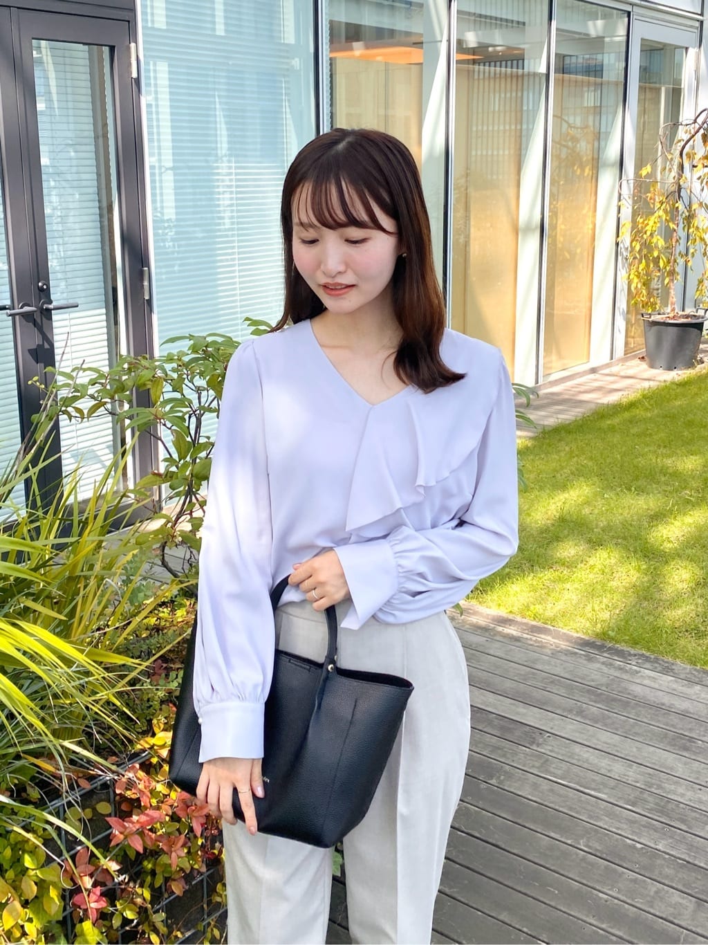 みさかさんの「index｜Vネックフリルブラウス【洗濯機OK／イージーアイロン】」を使ったコーディネート