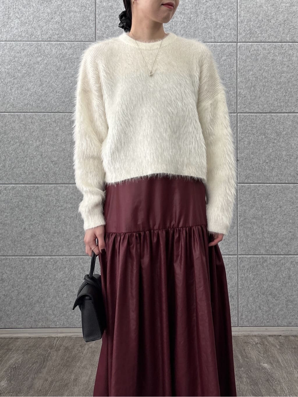 ひなさんの「INDIVI｜レザーライクマキシスカート」を使ったコーディネート