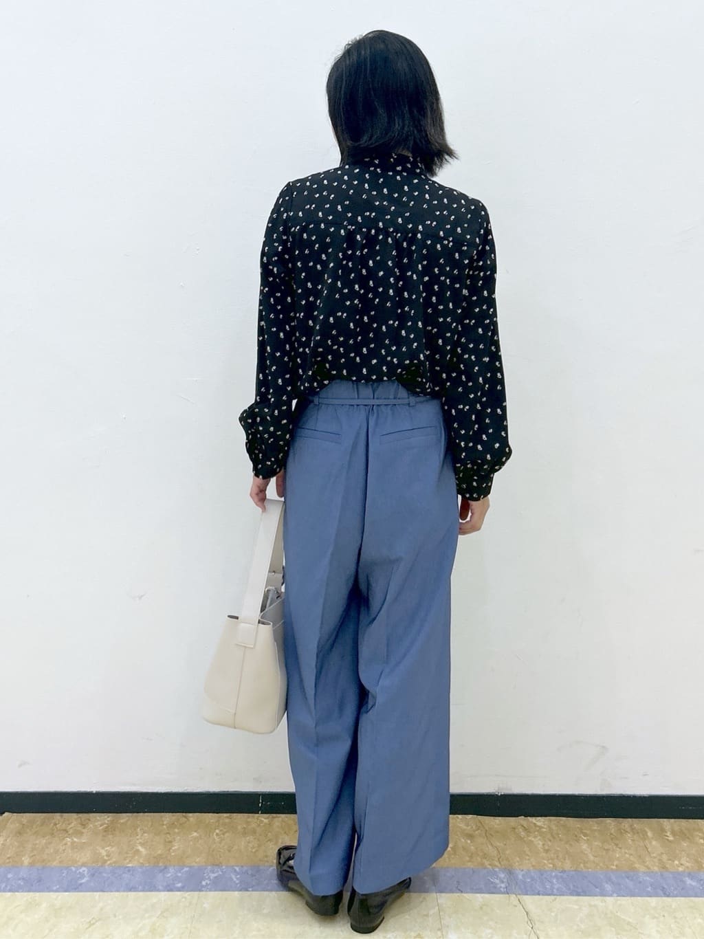 su.さんの「index｜【抗菌防臭加工】メタルバーエナメルローファーシューズ」を使ったコーディネート