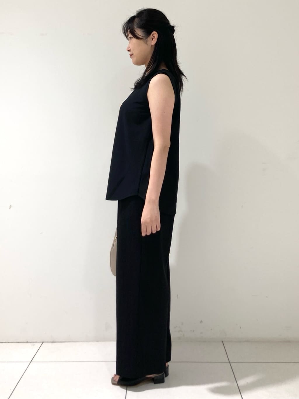 momokoさんの「INDIVI｜【褒められパンツ／洗える／ウエストゴム】ワイドタックパンツ」を使ったコーディネート
