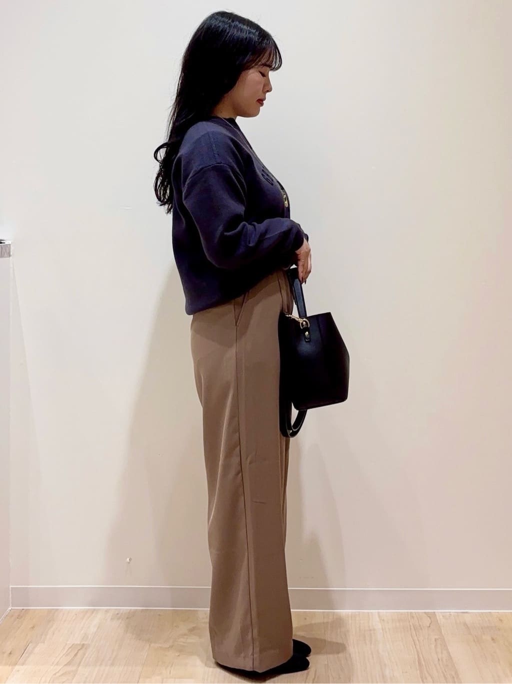 minamiさんの「grove｜カレッジロゴキーネックニット」を使ったコーディネート