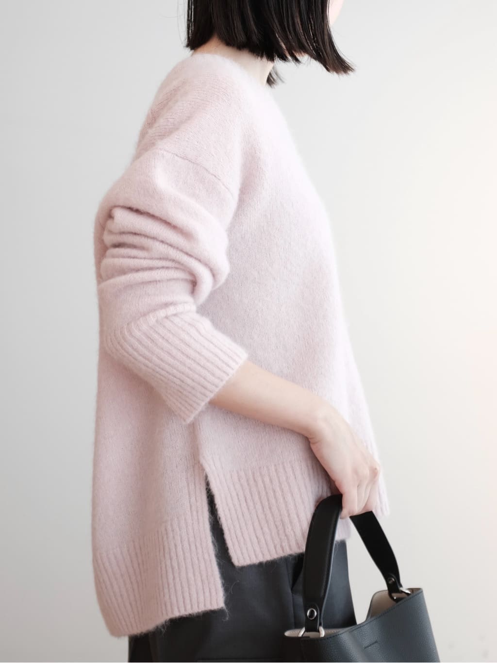 Kishimotoさんの「DRESSTERIOR｜アルパカブレンドVネックニット」を使ったコーディネート