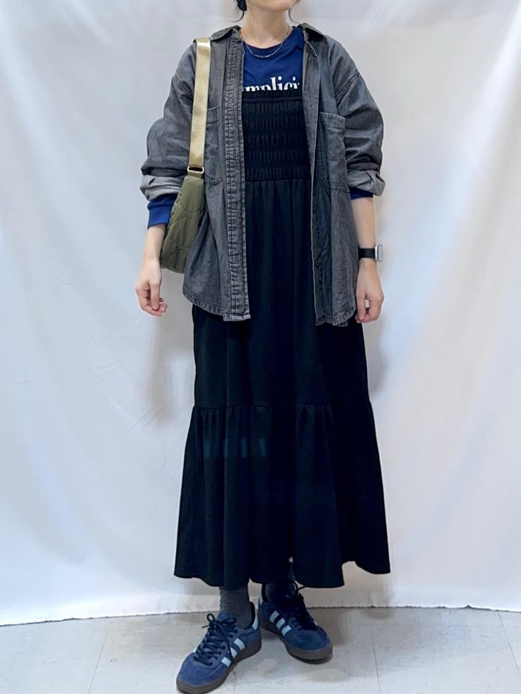 𝐇𝐢𝐫𝐨𝐦𝐢さんの「SHOO･LA･RUE｜【S-LL】こなれ感をプラスする BIGポケットデニムシャツ」を使ったコーディネート