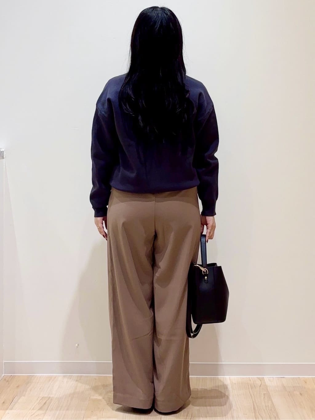 minamiさんの「grove｜カレッジロゴキーネックニット」を使ったコーディネート