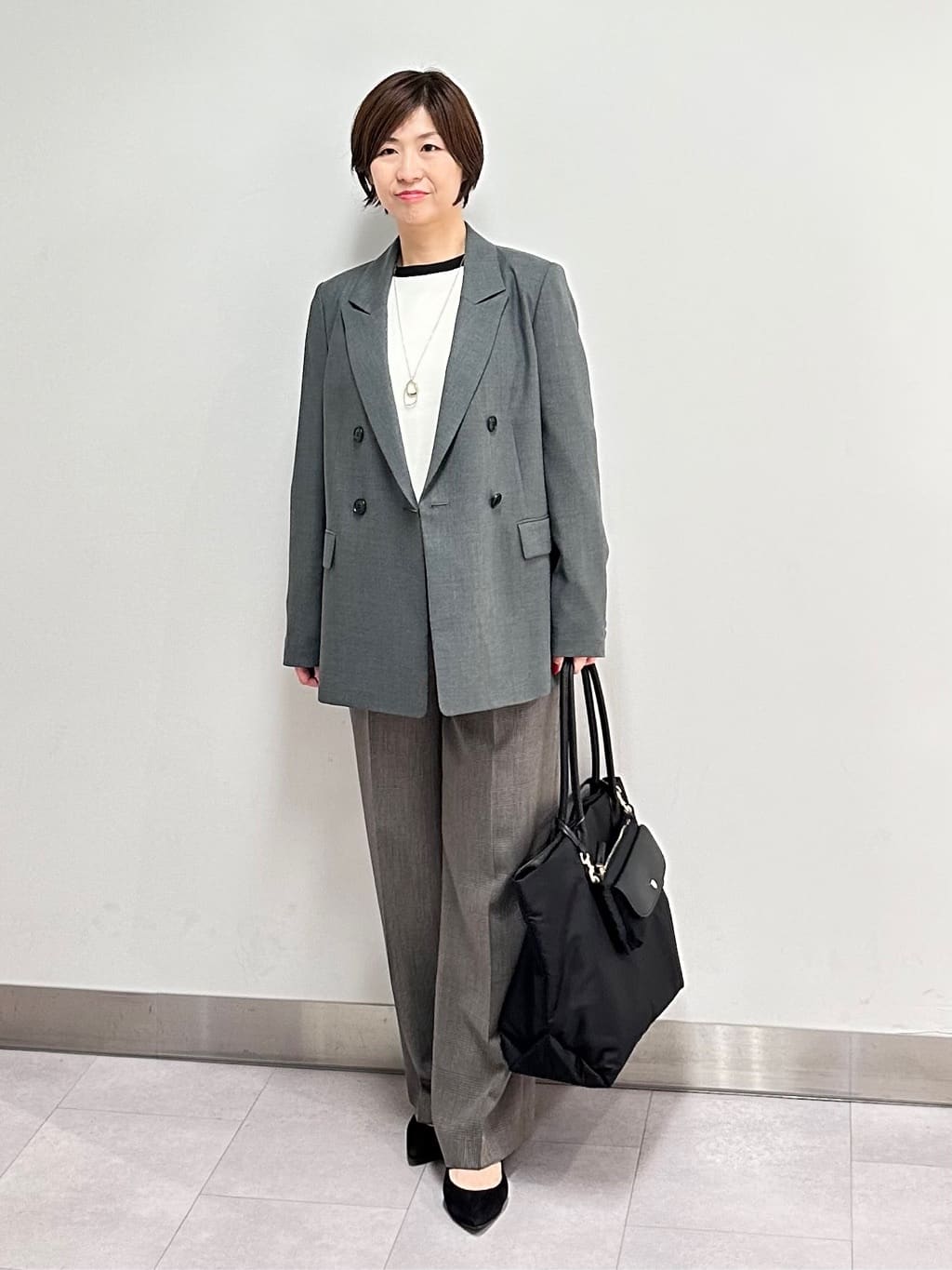 みなこさんの「UNTITLED｜【1枚で着映え/オンオフ着回し】フリルサテンブラウス」を使ったコーディネート