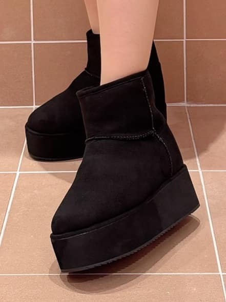 すみれさんの「ESPERANZA｜【EC先行販売】フェイクファー付き2WAYムートン調ブーツ」を使ったコーディネート