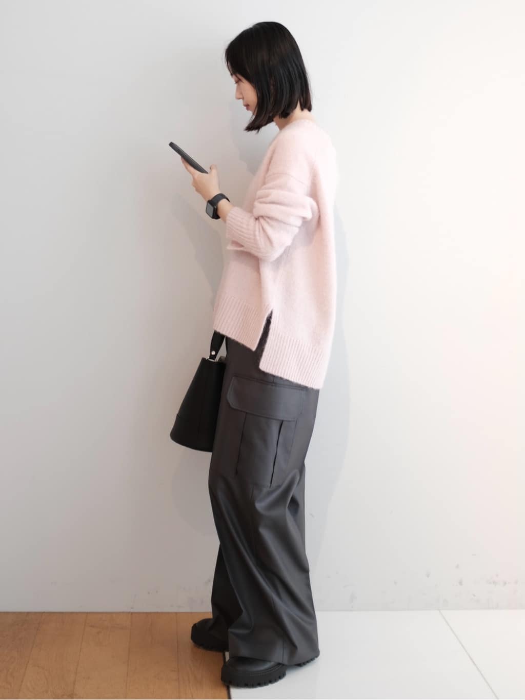 Kishimotoさんの「DRESSTERIOR｜アルパカブレンドVネックニット」を使ったコーディネート