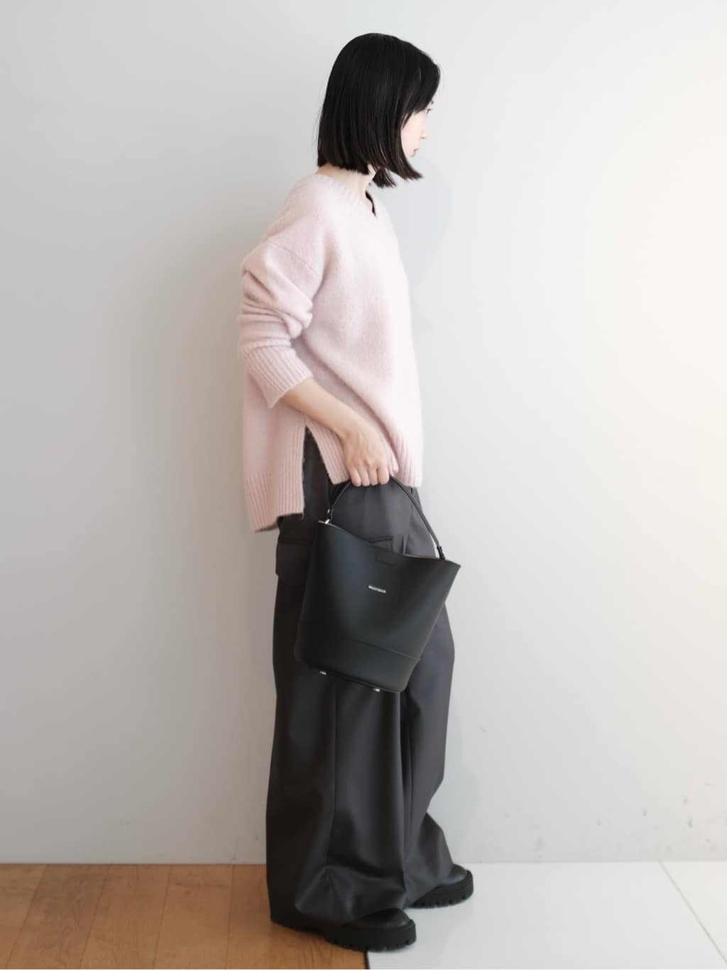 Kishimotoさんの「DRESSTERIOR｜アルパカブレンドVネックニット」を使ったコーディネート