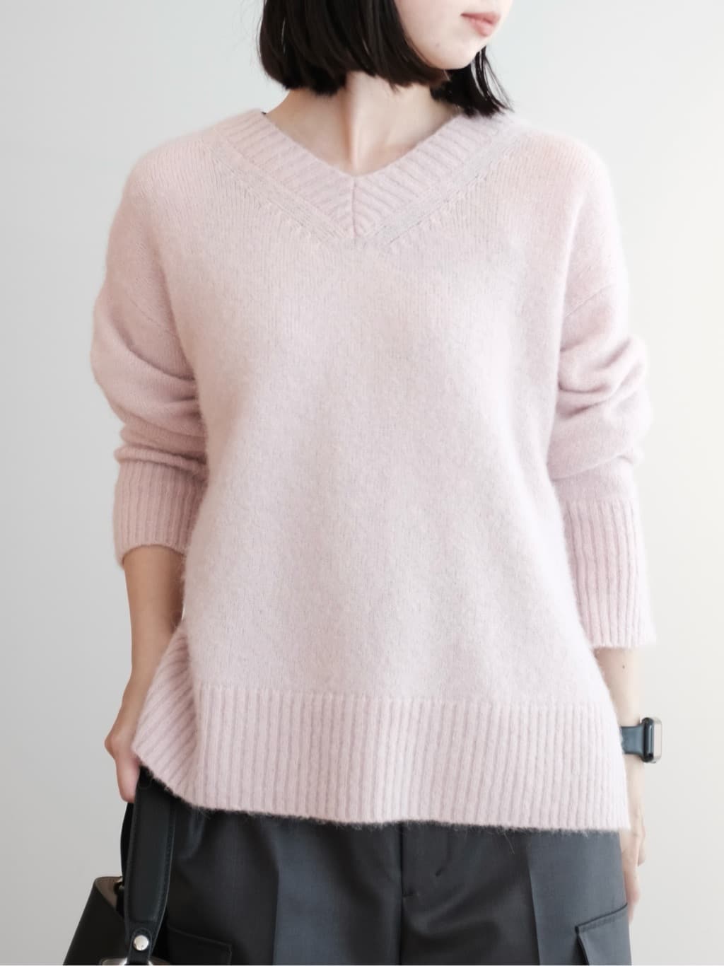 Kishimotoさんの「DRESSTERIOR｜アルパカブレンドVネックニット」を使ったコーディネート