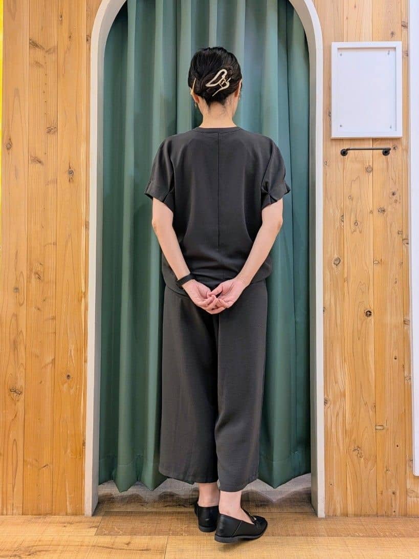 ショーコラさんの「SHOO･LA･RUE｜【S-LL/セットアップ可/ひんやり】きちんと見えで上品 お袖タック スキッパーブラウス」を使ったコーディネート