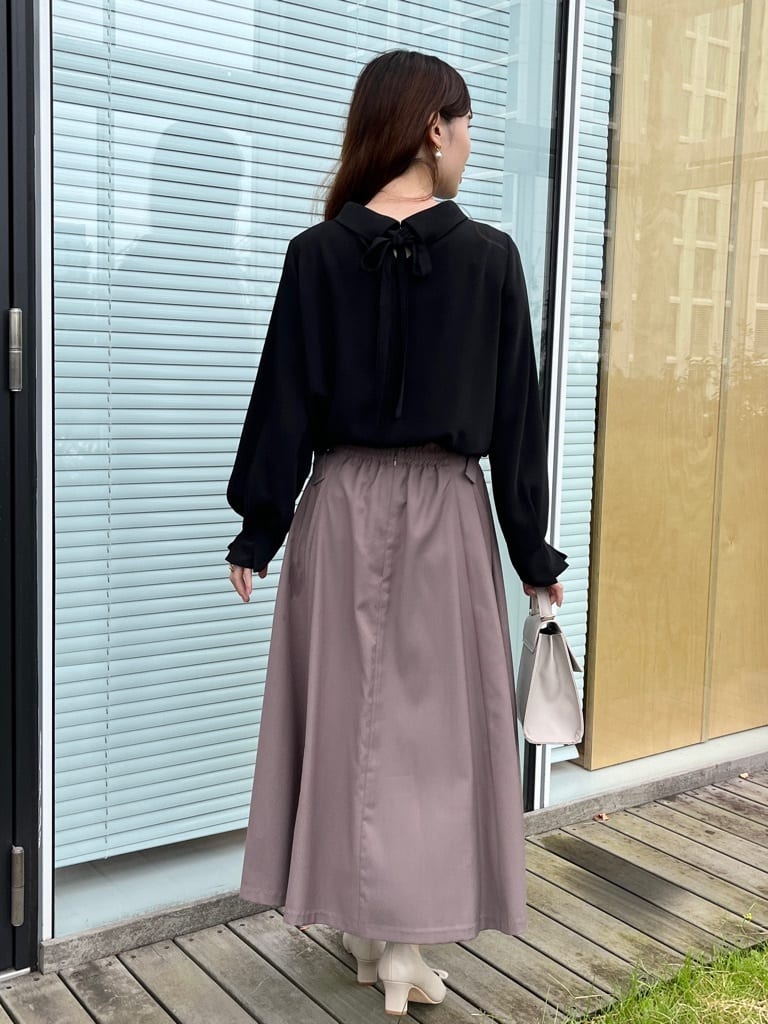 はばさんの「Couture brooch｜【大人可愛い・通勤】ロールカラーバックリボンブラウス」を使ったコーディネート