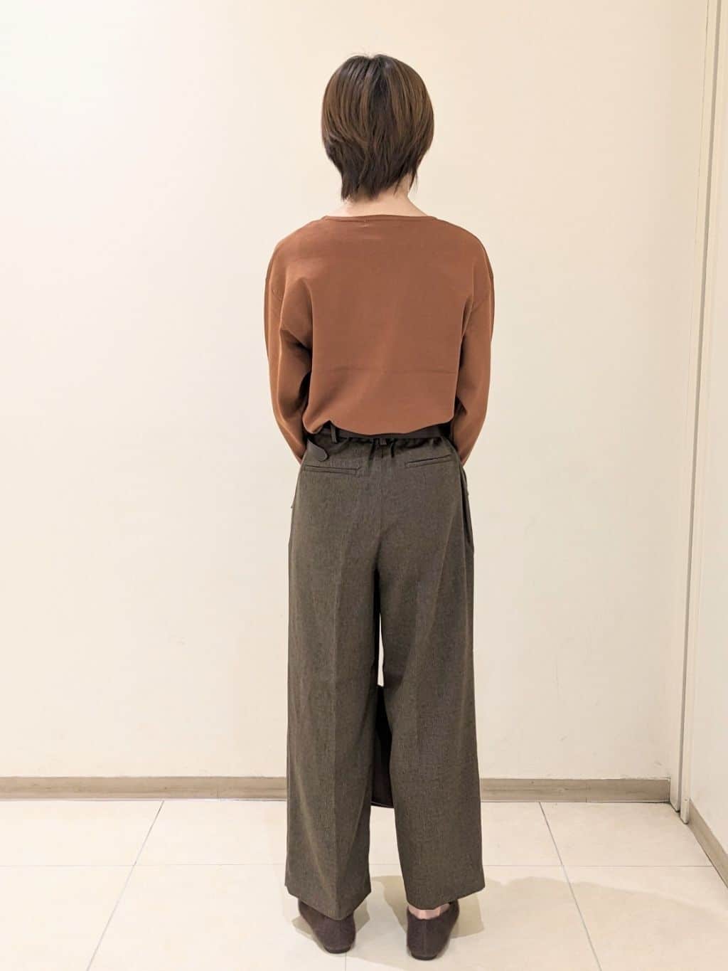 yoshikoさんの「grove｜ON/OFF毎日使える！袖口ボタンドロップショルダーニット」を使ったコーディネート