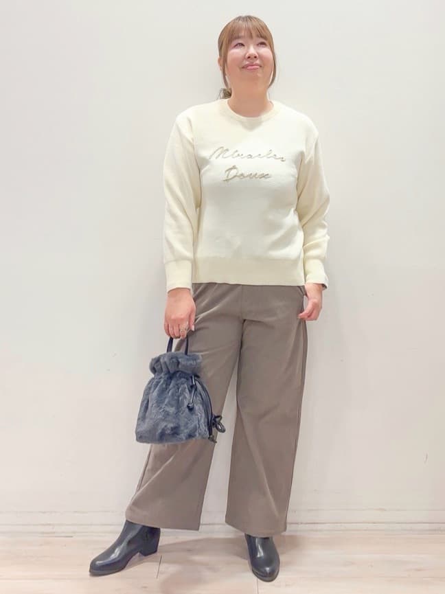 naoさんの「SHOO･LA･RUE｜【洗濯機可/ちくちくしにくい】大人のための スウェットライク刺繍ロゴニット」を使ったコーディネート