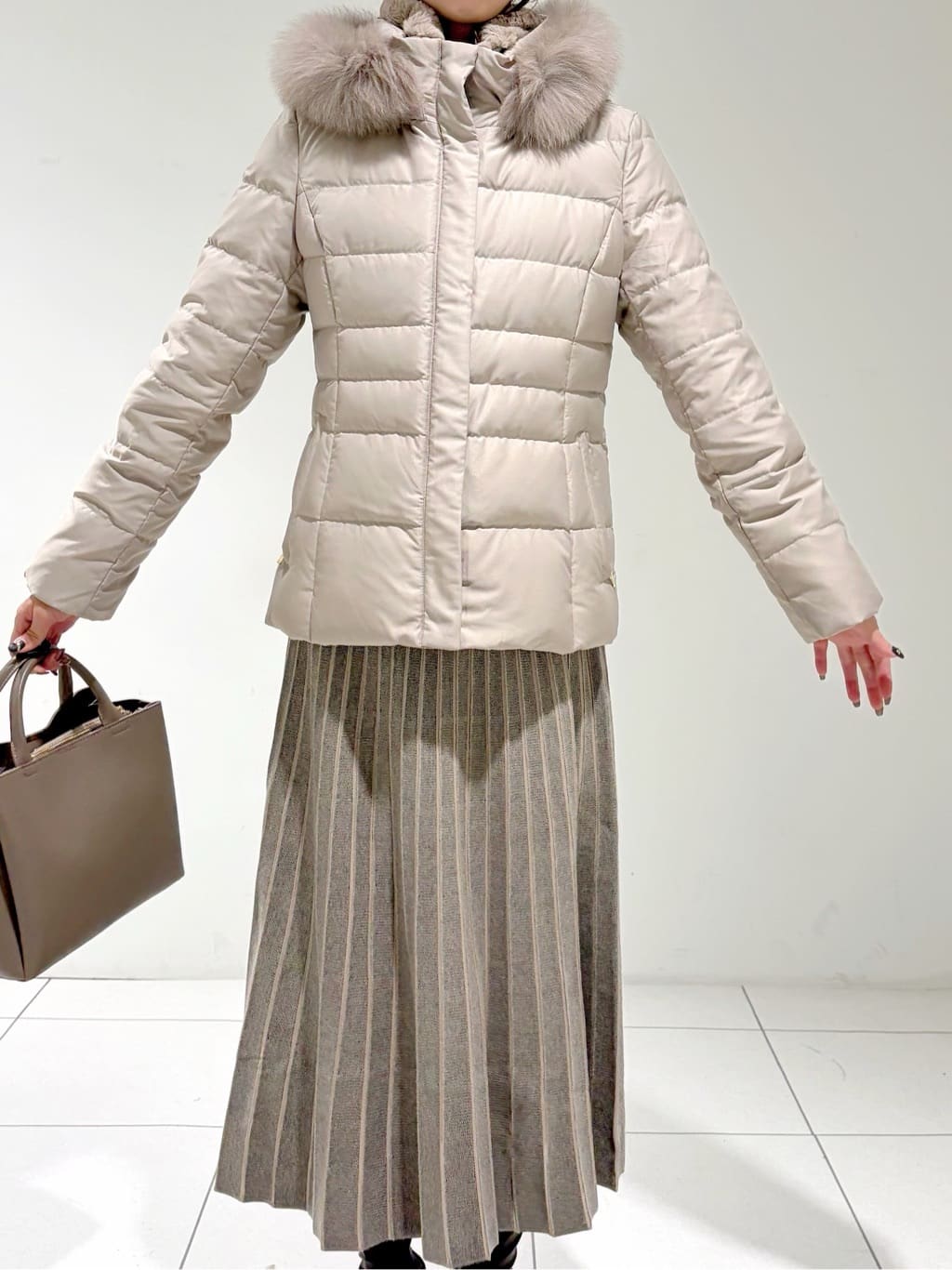 shioriさんの「INDIVI｜【名品／撥水／抗菌防臭】ショート丈リサイクルダウンコート」を使ったコーディネート