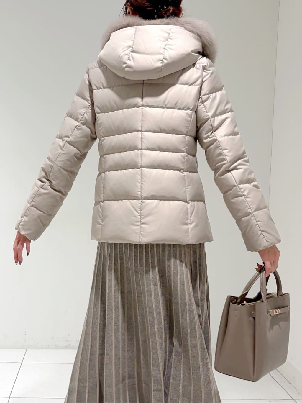 shioriさんの「INDIVI｜【名品／撥水／抗菌防臭】ショート丈リサイクルダウンコート」を使ったコーディネート