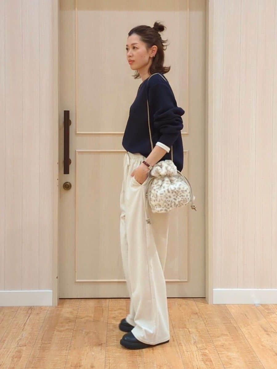 massuさんの「SHOO･LA･RUE｜【洗濯機可/ちくちくしにくい】大人のための スウェットライク刺繍ロゴニット」を使ったコーディネート