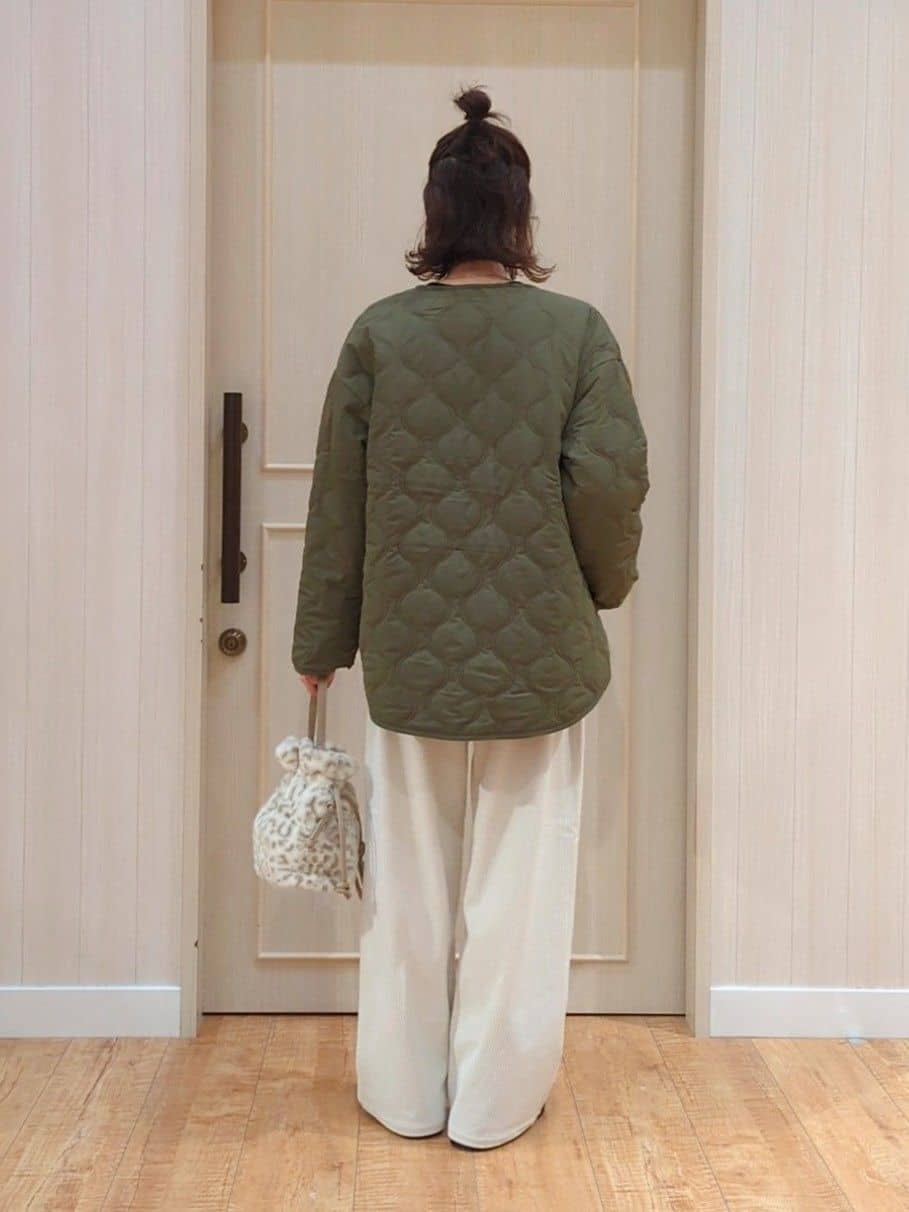 massuさんの「SHOO･LA･RUE｜【洗濯機可/ちくちくしにくい】大人のための スウェットライク刺繍ロゴニット」を使ったコーディネート