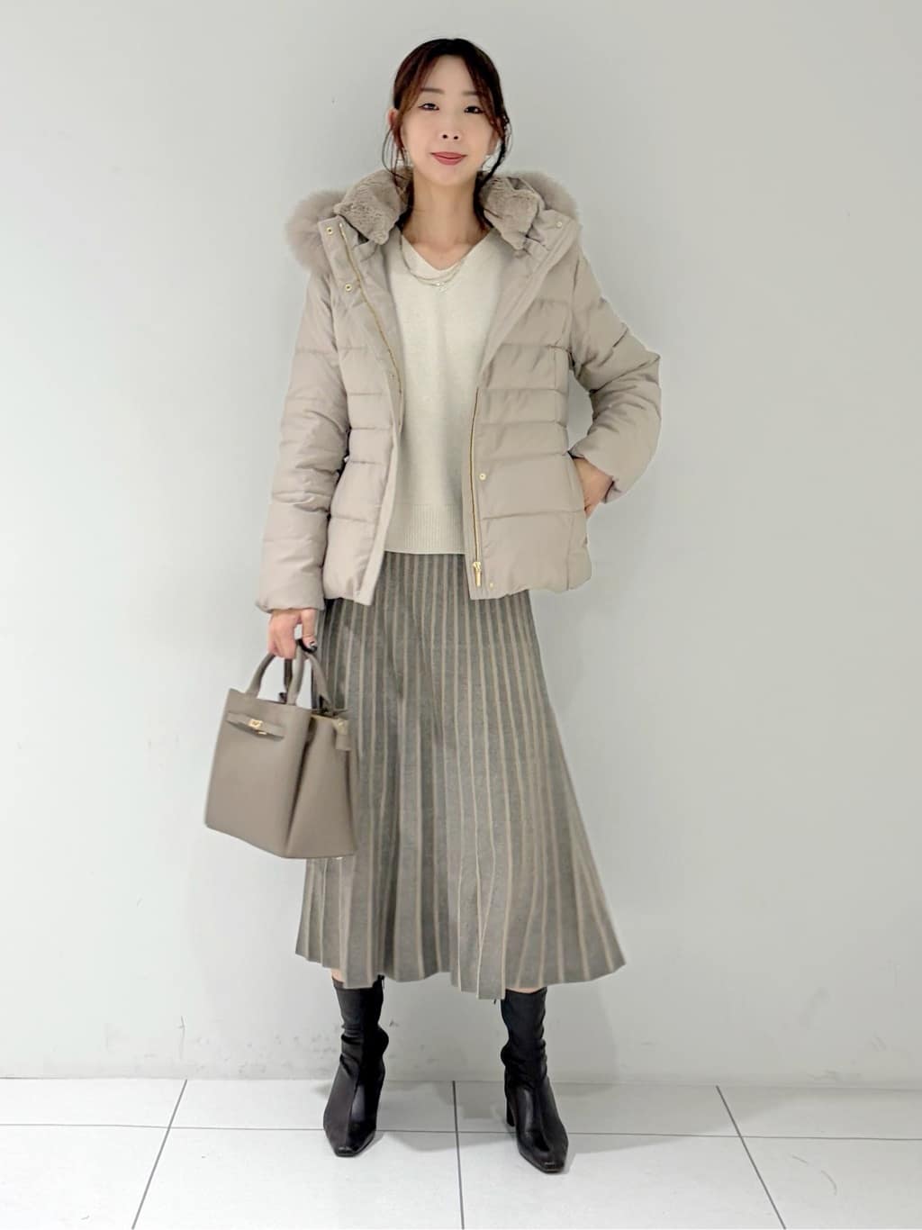shioriさんの「INDIVI｜【名品／撥水／抗菌防臭】ショート丈リサイクルダウンコート」を使ったコーディネート