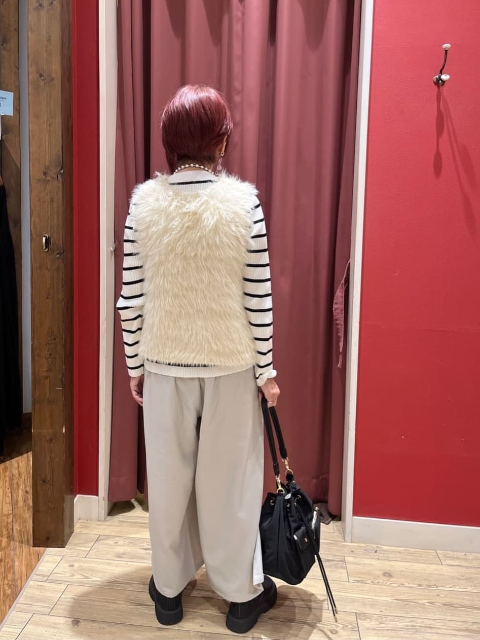 アンディさんの「SHOO･LA･RUE｜【高レビュー/2点セット】着るだけでコーデが決まる フェザーニットベスト&times;リブニット」を使ったコーディネート
