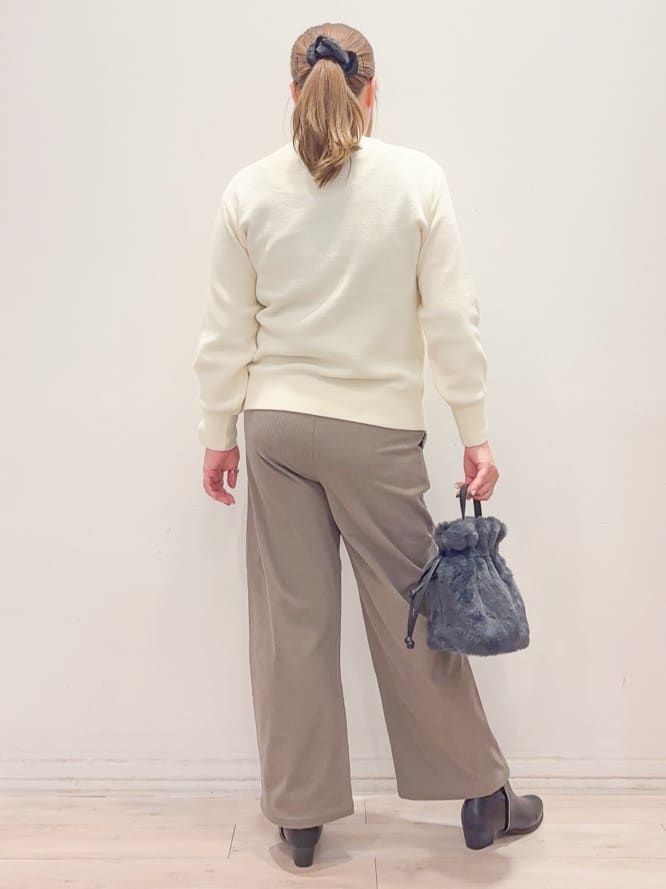 naoさんの「SHOO･LA･RUE｜【洗濯機可/ちくちくしにくい】大人のための スウェットライク刺繍ロゴニット」を使ったコーディネート