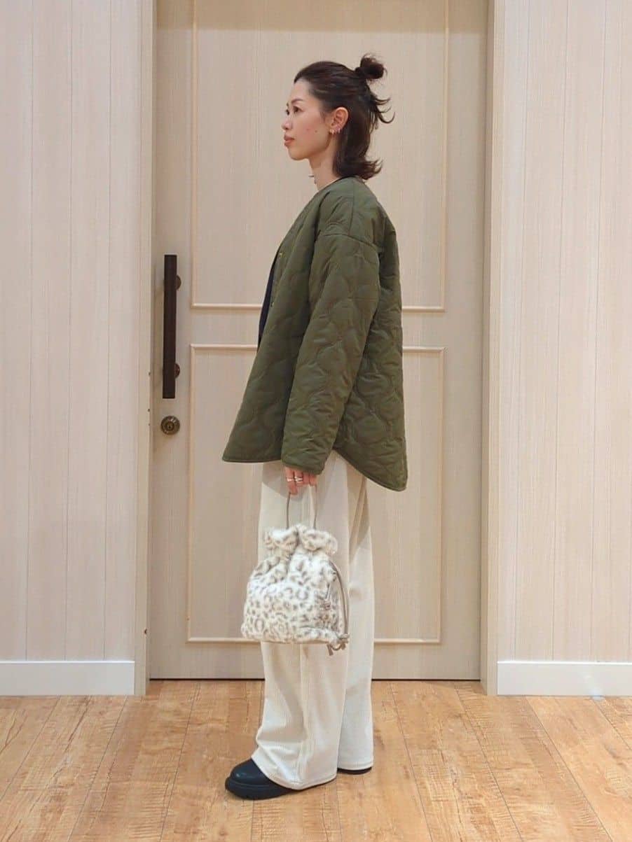 massuさんの「SHOO･LA･RUE｜【洗濯機可/ちくちくしにくい】大人のための スウェットライク刺繍ロゴニット」を使ったコーディネート