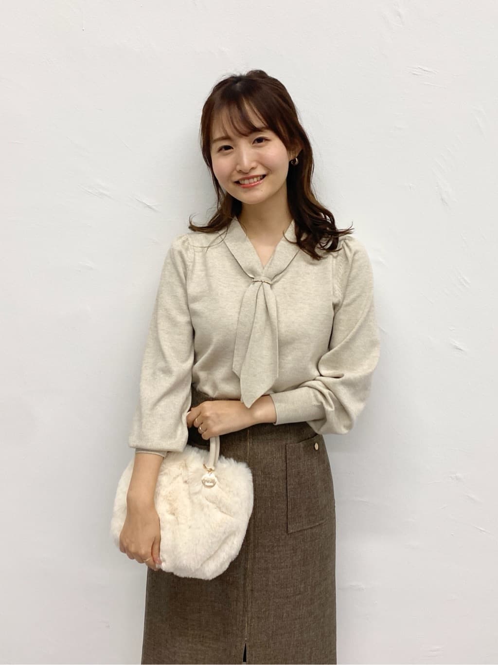 みさかさんの「index｜ゴールドパーツ付きボウタイニット【洗濯機OK】《10col／XS～LL》」を使ったコーディネート