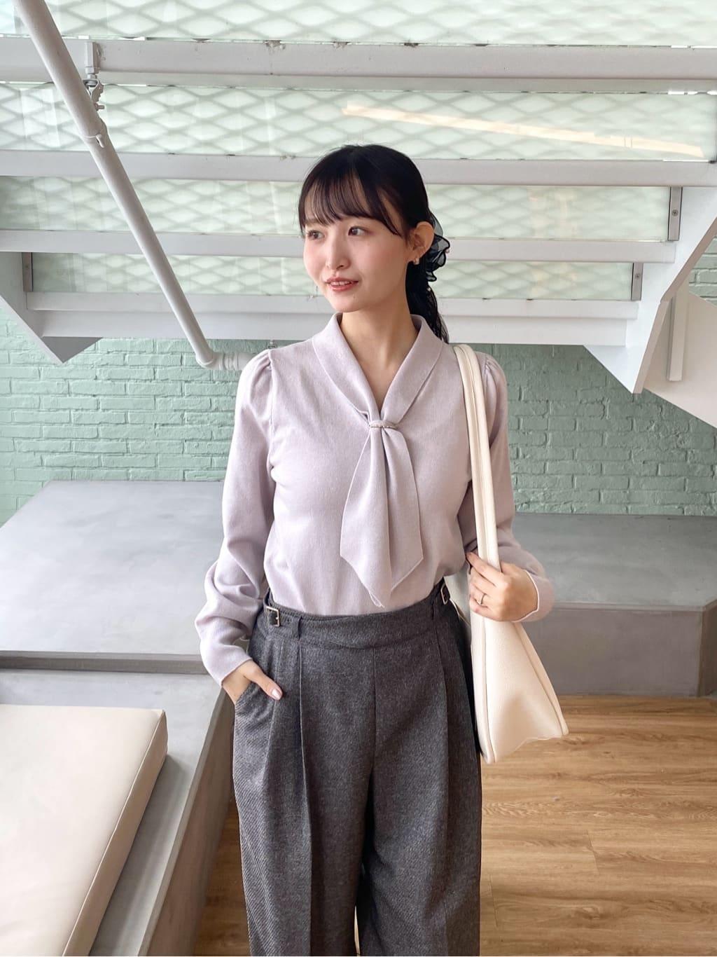 みさかさんの「index｜ゴールドパーツ付きボウタイニット【洗濯機OK】《10col／XS～LL》」を使ったコーディネート
