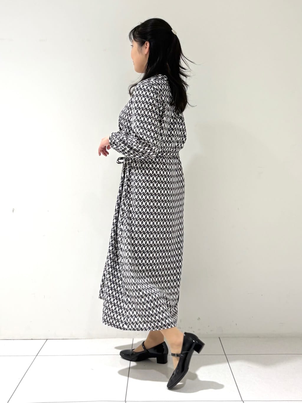 momokoさんの「INDIVI｜【洗える／オリジナル柄】ジオメプリント フレアワンピース」を使ったコーディネート