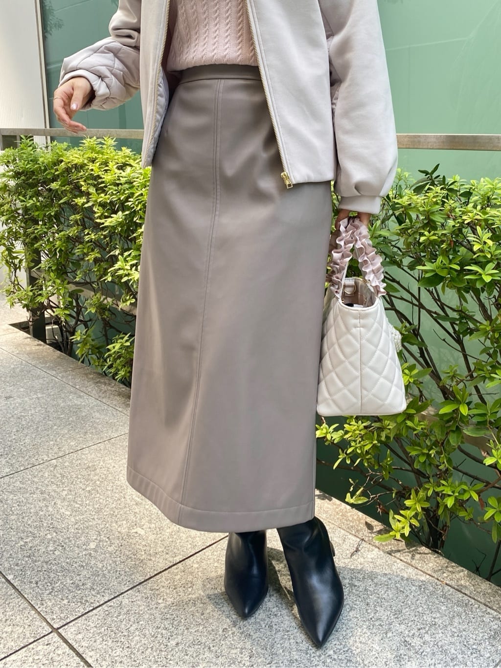 みさかさんの「index｜レザー調ストレッチAラインロングスカート【洗える】」を使ったコーディネート