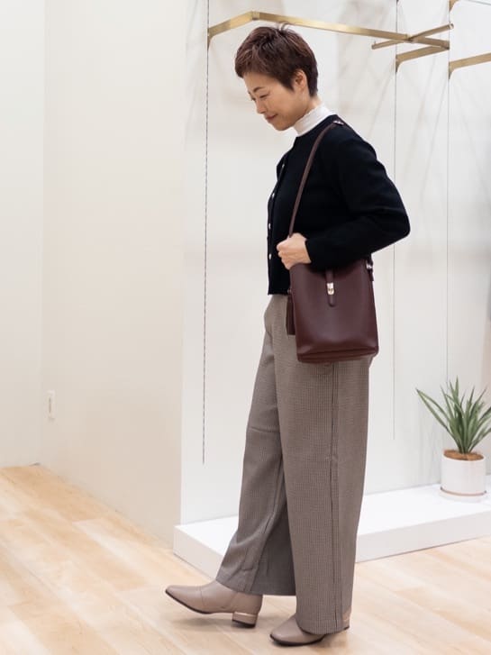 シュウコさんの「grove｜毎日にちょうどいい、テレコメロータートルネック」を使ったコーディネート
