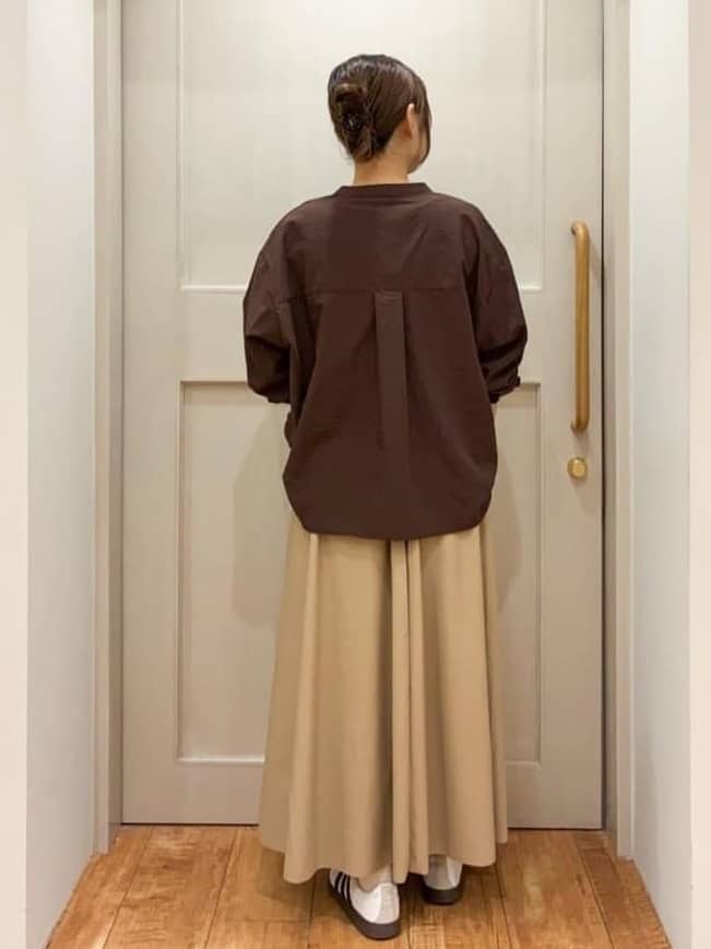kawaさんの「SHOO･LA･RUE｜【洗濯機可】羽織りにもなる ビックポケットVネックシャツ」を使ったコーディネート