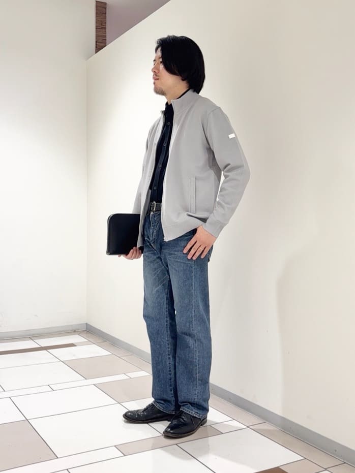 及川さんの「TAKEO KIKUCHI｜アンチピリング ジップアップ ニット」を使ったコーディネート