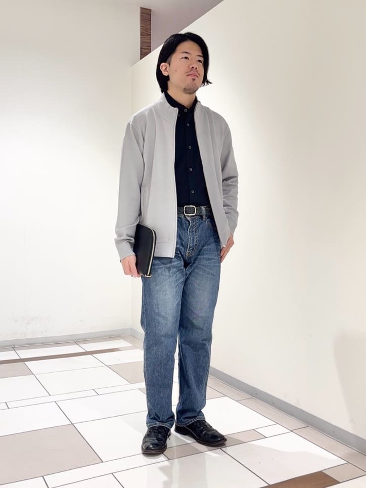 及川さんの「TAKEO KIKUCHI｜アンチピリング ジップアップ ニット」を使ったコーディネート