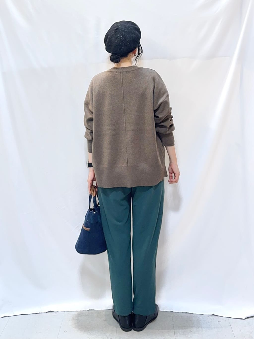 𝐇𝐢𝐫𝐨𝐦𝐢さんの「SHOO･LA･RUE｜【洗える/毛玉レス】表面がきれいなVネックカーディガン」を使ったコーディネート