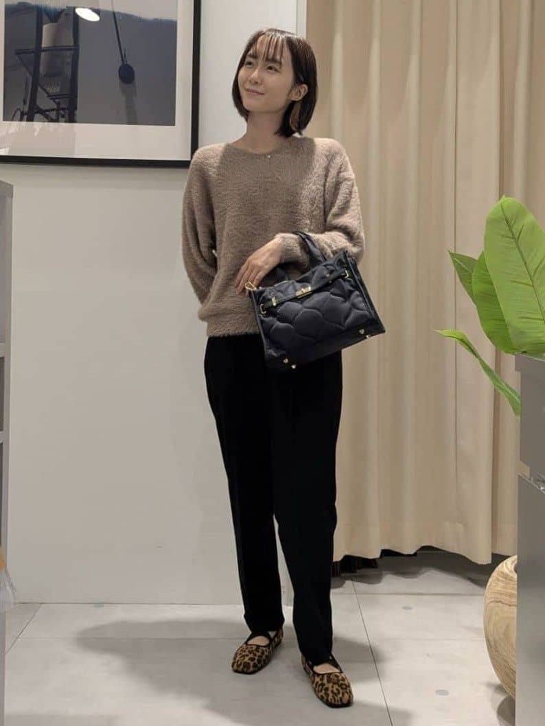 なめさんの「THE SHOP TK｜【華やかで柔らか】ふわふわフェザーニット/洗える・前後2WAY」を使ったコーディネート