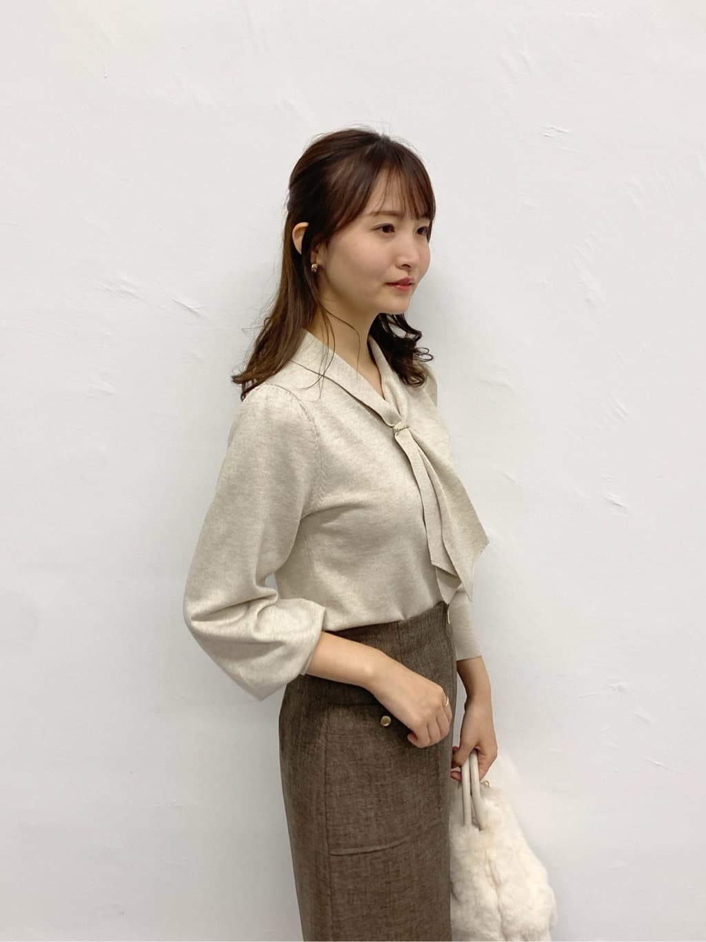 みさかさんの「index｜ゴールドパーツ付きボウタイニット【洗濯機OK】《10col／XS～LL》」を使ったコーディネート