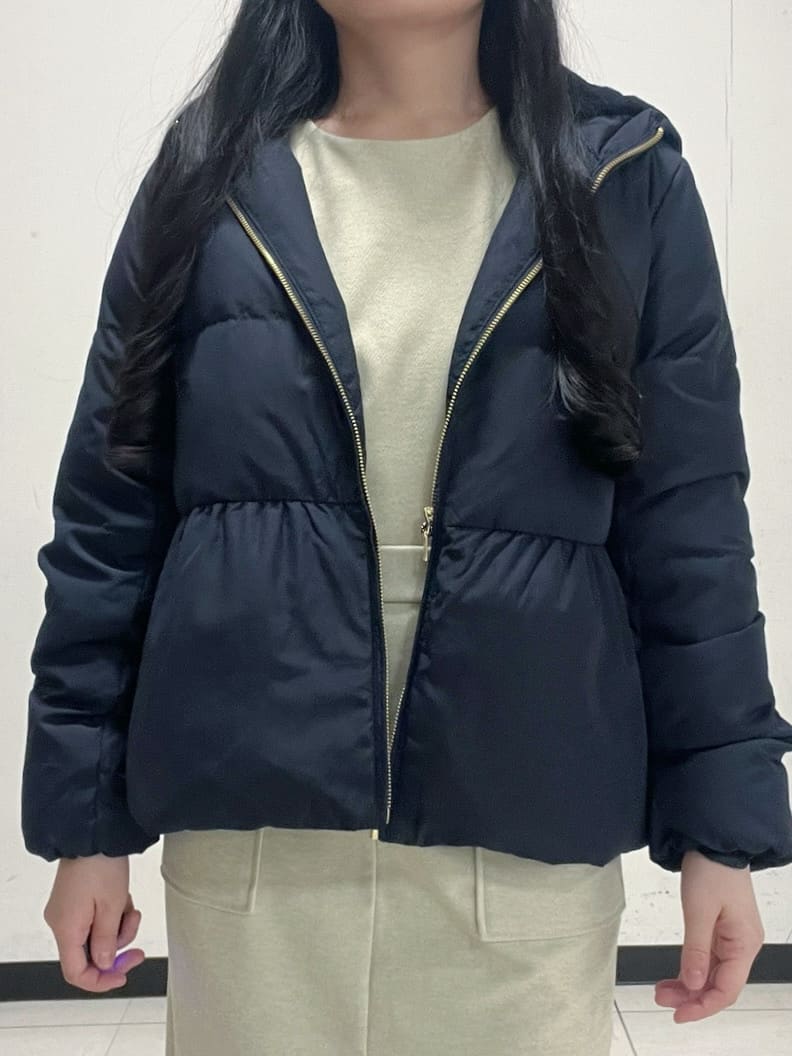 Hitomiさんの「index｜KAWADAダウンペプラムショートコート【撥水／洗濯機OK／静電気防止裏地】」を使ったコーディネート