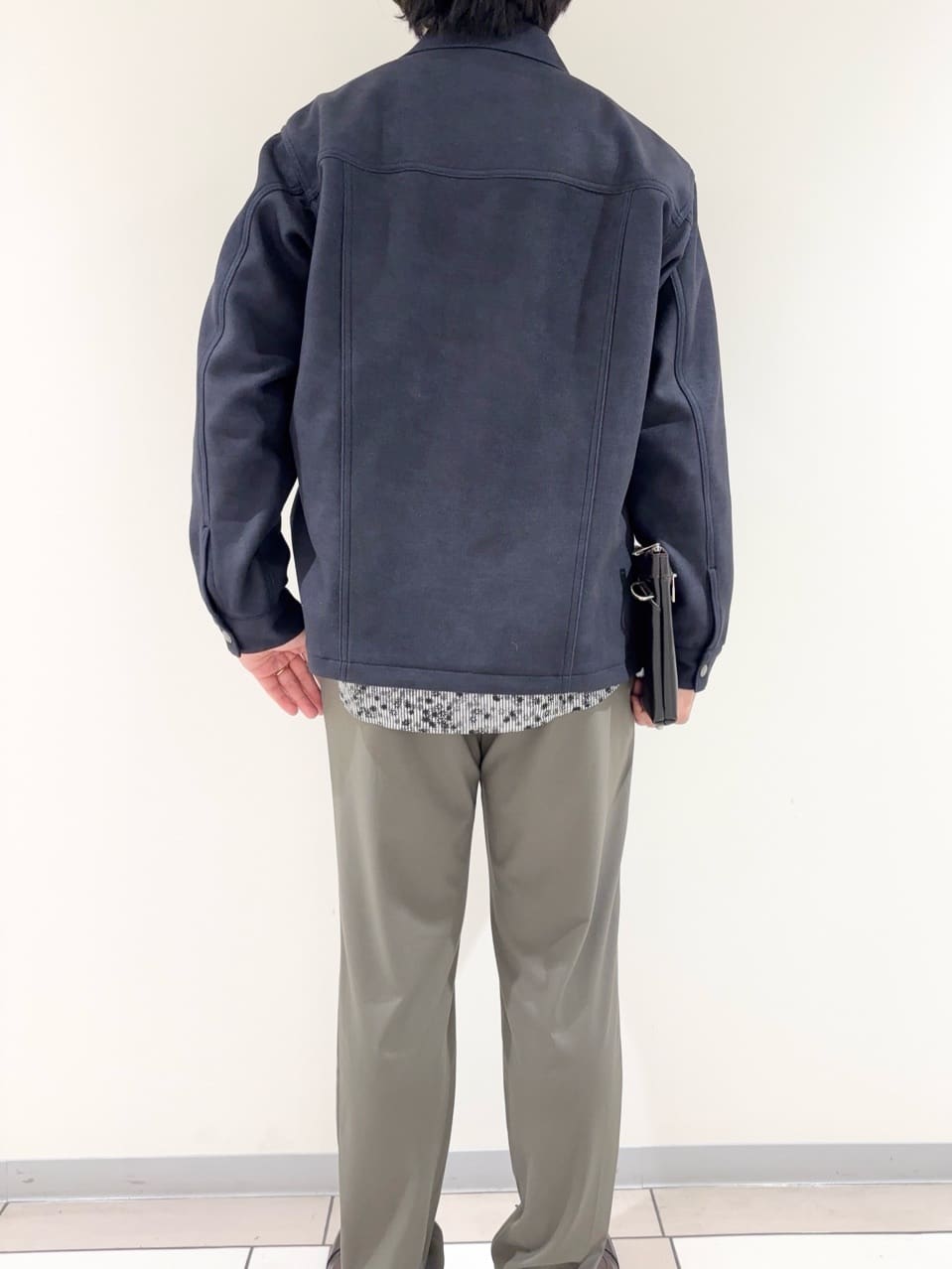 及川さんの「TAKEO KIKUCHI｜ストライプ小花 長袖シャツ」を使ったコーディネート