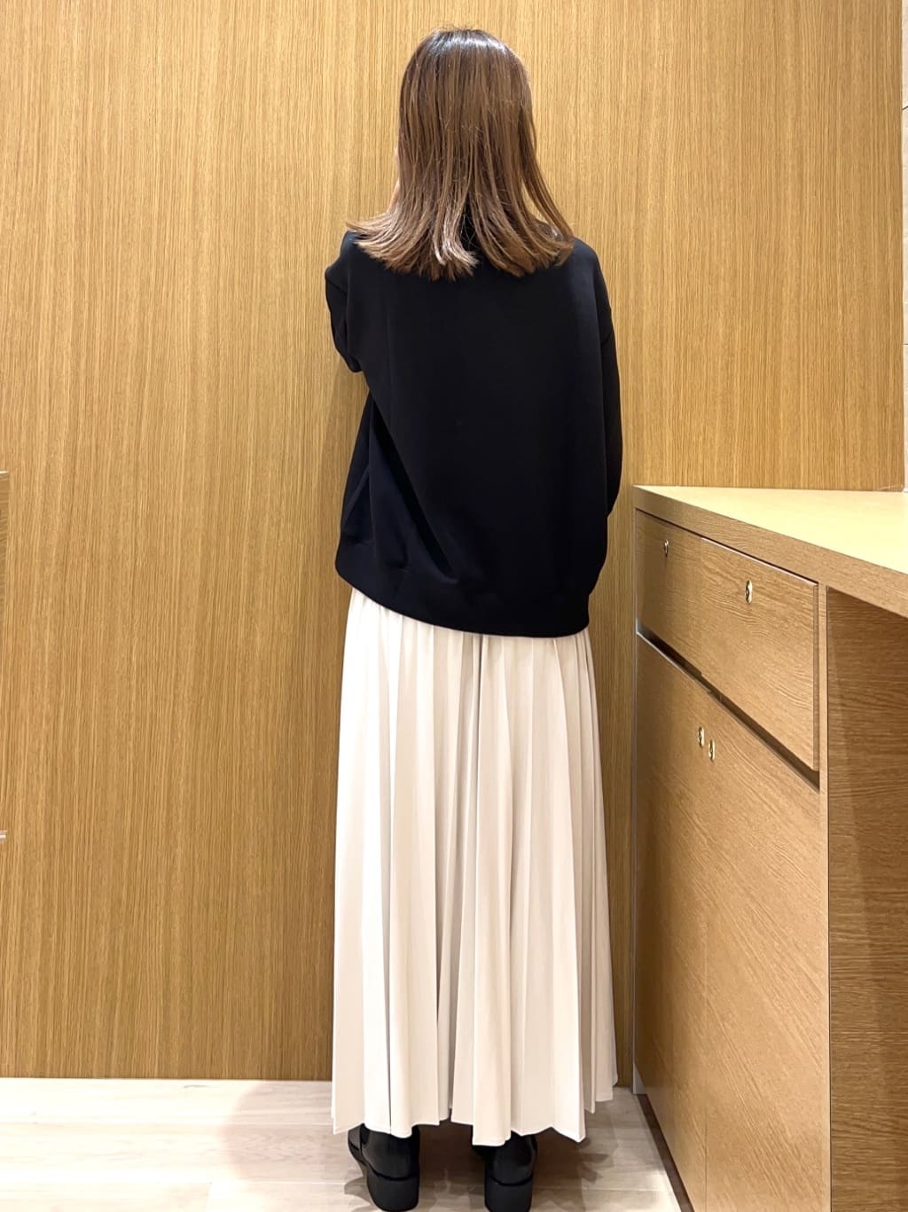 meeさんの「OPAQUE.CLIP｜フェイクスウェードプリーツスカート【静電気防止加工／洗濯機OK】」を使ったコーディネート
