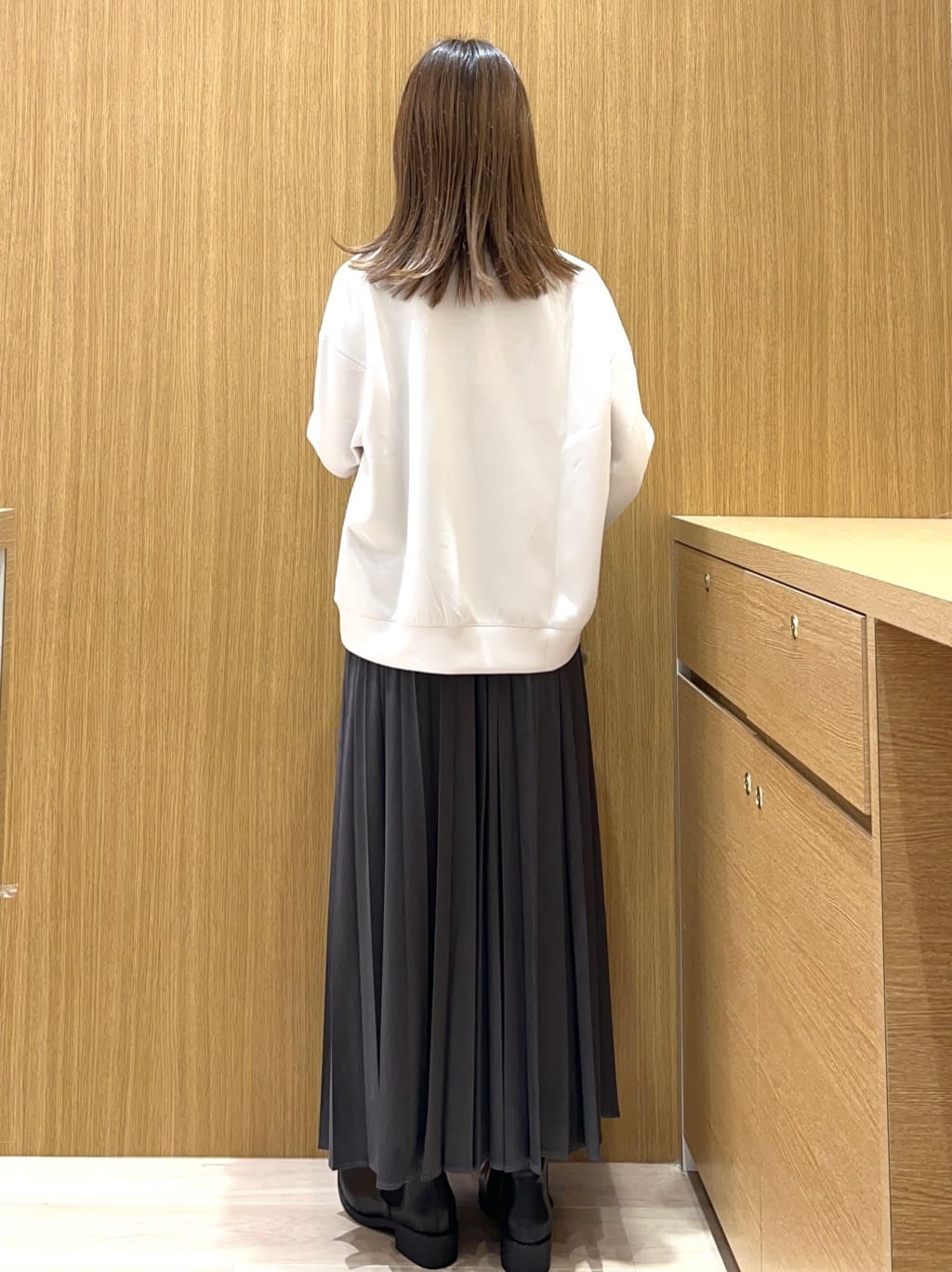meeさんの「OPAQUE.CLIP｜フェイクスウェードプリーツスカート【静電気防止加工／洗濯機OK】」を使ったコーディネート