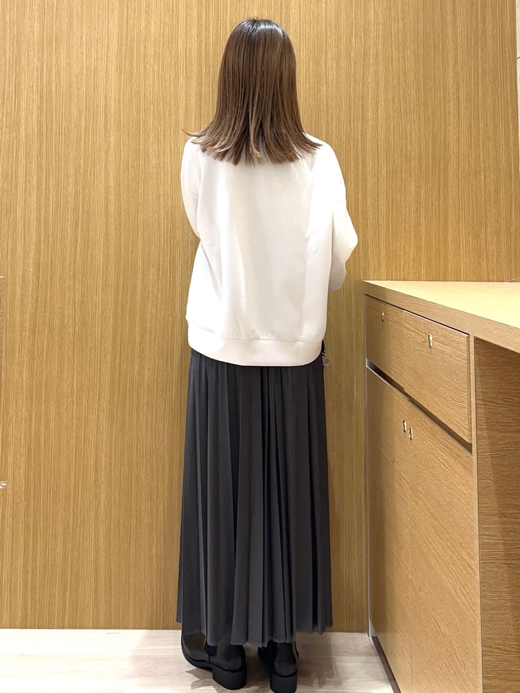 meeさんの「OPAQUE.CLIP｜フェイクスウェードプリーツスカート【静電気防止加工／洗濯機OK】」を使ったコーディネート